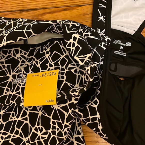 Diane Von Furstenberg sports bra and leggings 2 piece set size XXS (new) - Picture 3 of 4